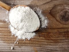 Mezclar maicena con bicarbonato para lavar frutas: qué genera la combinación y qué dicen los expertos