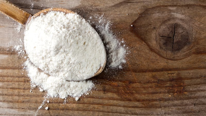 Para realizar una de las pruebas, los investigadores prepararon una solución con 2% de maicena y 5% de bicarbonato de sodio y sumergieron durante cinco minutos manzanas tratadas con tiabendazol.