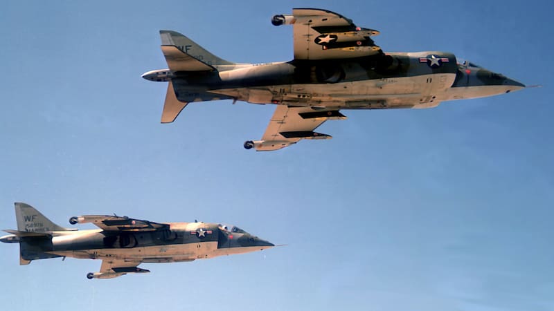 Un hito histórico | Un Harrier de la Armada logra por primera vez repostar en vuelo con un A‑330 del Ejército del Aire y del Espacio