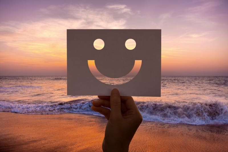 La psicología explica que las personas más felices al envejecer no necesitan haber tenido una vida fácil, sino disfrutar lo que ya tienen. Fuente: Magnific