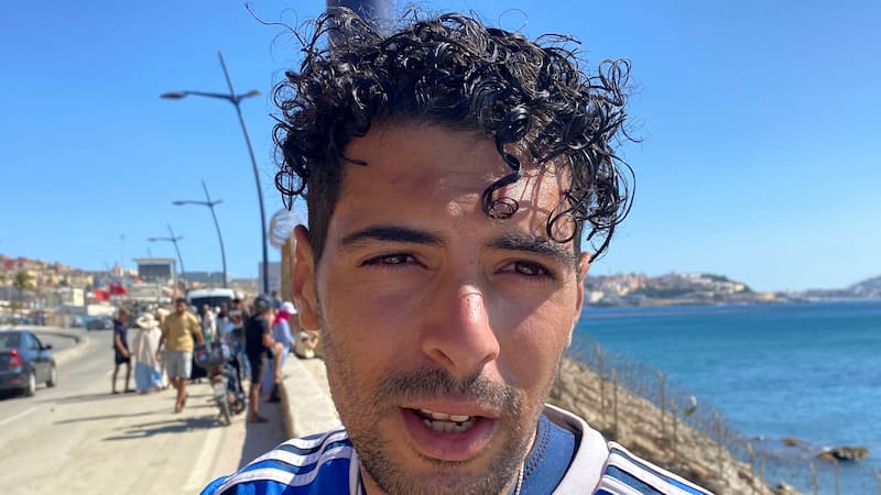 CASTILLEJOS (MARRUECOS), 02/08/2026.- Mohamed Touali, que el jueves nadó varios kilómetros protegido con un neopreno y llegó a Ceuta, atiende a EFE. "¿Has visto a mi hijo?, ¿Lo conoces?". Es la pregunta más repetida este domingo en la frontera de Marruecos con Ceuta, donde decenas de familias marroquíes aguardan con la esperanza de ver aparecer a sus seres queridos o, al menos, saber si siguen vivos. EFE/Mohamed Siali