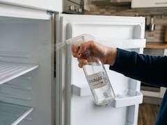 Rociar la heladera con vinagre y agua destilada: para qué sirve y por que todos lo recomiendan