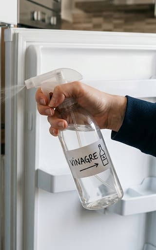 Rociar la heladera con vinagre y agua destilada: para qué sirve y por que todos lo recomiendan
