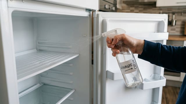 Rociar la heladera con vinagre y agua destilada: para qué sirve y por que todos lo recomiendan