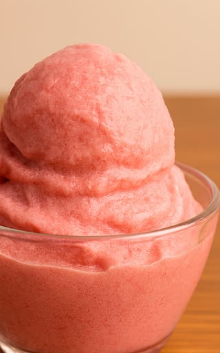 Cómo hacer helado de frutilla casero: la receta cremosa en la licuadora con 3 ingredientes y en minutos