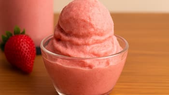 Cómo hacer helado de frutilla casero: la receta cremosa en la licuadora con 3 ingredientes y en minutos