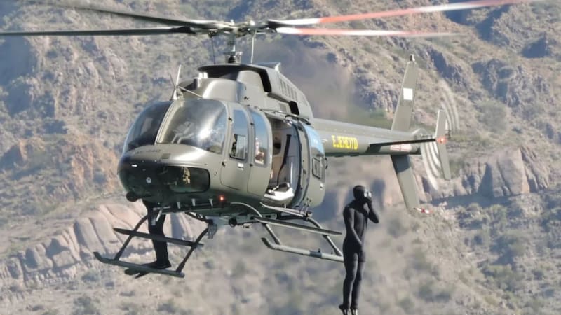 Militares realizando pruebas con el nuevo helicóptero.