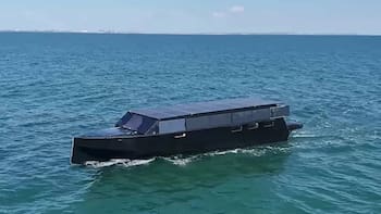 Inventó un barco propulsado por energía solar: recorrió 5500 kilómetros sin usar una sola gota de diésel