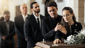 Cuando fallece el titular de una cuenta bancaria, ¿qué deben hacer los hijos y cónyuges para no heredar deudas?