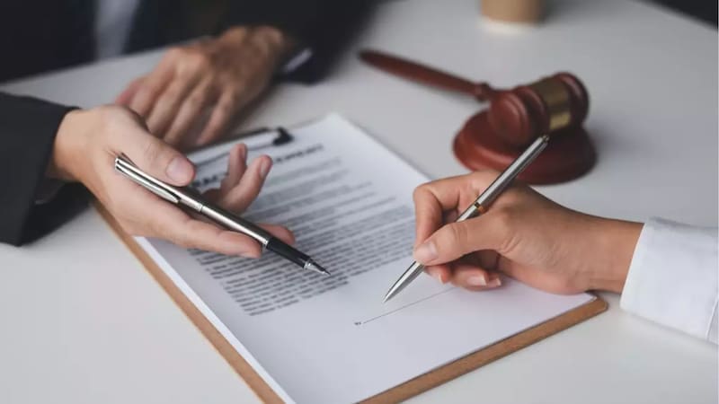 La ley determina que, si un heredero mata de forma ilegal e intencional al titular de la herencia, se lo trata legalmente como si hubiera muerto antes que la víctima.