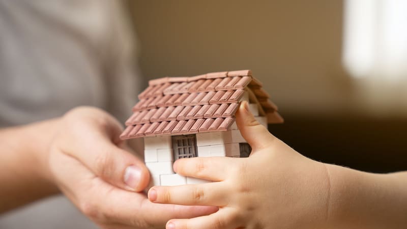 Donó una casa a su hijo y la Seguridad Social le reclamó más de 3700 euros: ¿qué ocurrió?
