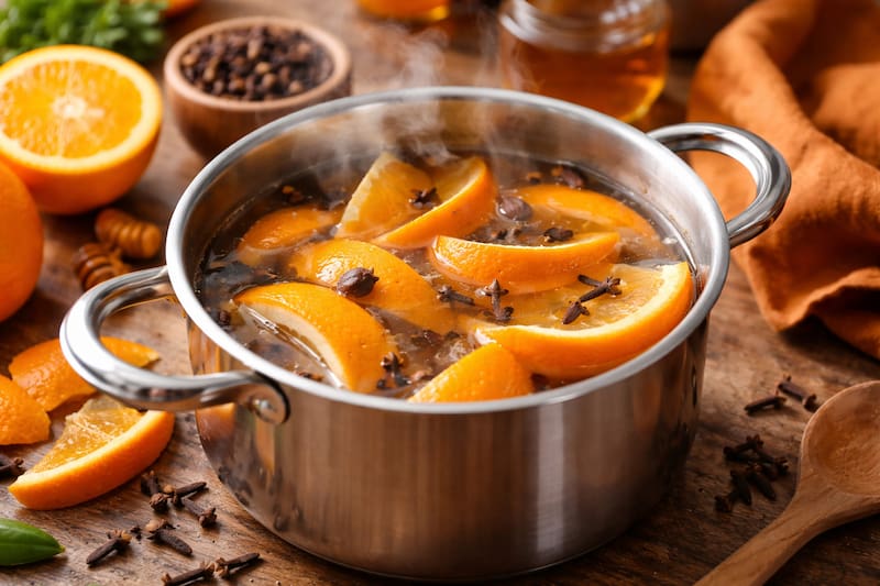 Hervir cáscara de naranja y clavo de olor: para qué sirve y por qué lo recomiendan en el hogar