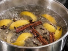 Combinar aceite de oliva, pieles de limón y ramitas de canela: para qué sirve y por qué lo recomiendan