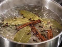 Hervir hojas de laurel con ramitas de canela y clavo de olor: por qué recomiendan hacerlo y para qué sirve