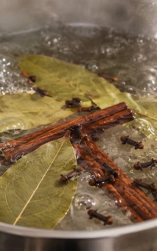Hervir hojas de laurel con ramitas de canela y clavo de olor: por qué recomiendan hacerlo y para qué sirve