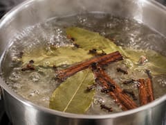 Hervir hojas de laurel con ramitas de canela y clavo de olor | Por qué recomiendan hacerlo y de qué sirve