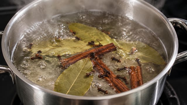 Hervir hojas de laurel con ramitas de canela y clavo de olor | Por qué recomiendan hacerlo y de qué sirve