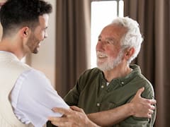 La ley lo confirma | Estas personas podrán deducir más de 500 euros de la renta por cuidar de sus padres mayores de 65 años