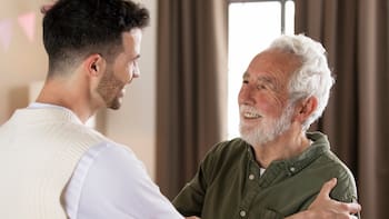 La ley lo confirma | Estas personas podrán deducir más de 500 euros de la renta por cuidar de sus padres mayores de 65 años