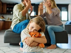 La Suprema Corte analiza eliminar el permiso paterno: la madre podría sacar a su hijo del país sin aval del padre