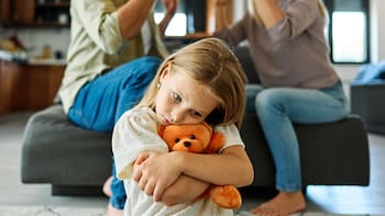 La Suprema Corte analiza eliminar el permiso paterno: la madre podría sacar a su hijo del país sin aval del padre