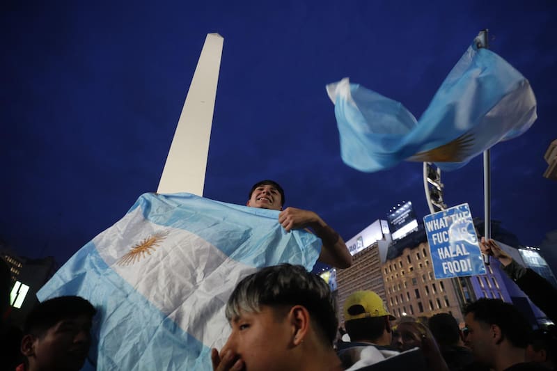 Hinchas argentinos festejando el pase a la final de la Selección