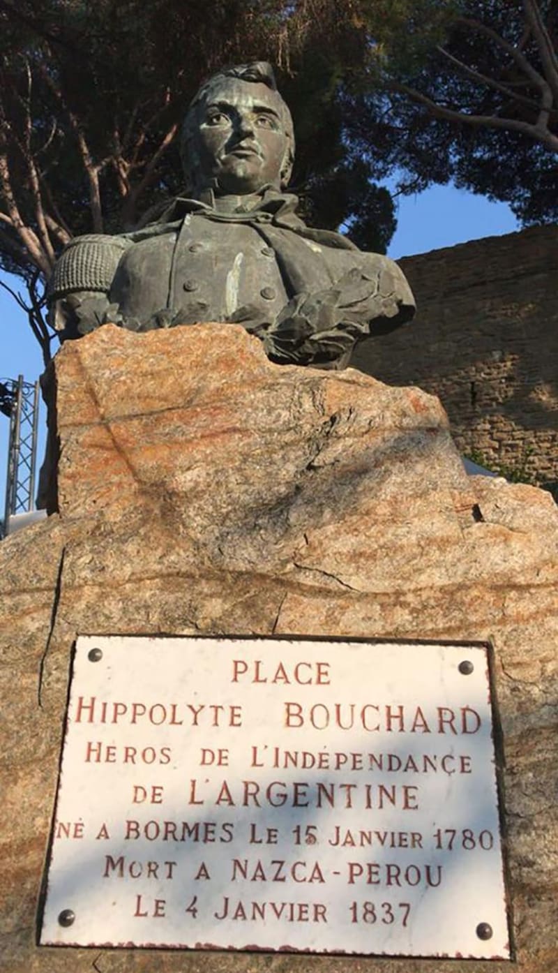 El busto en su pueblo natal, en la costa azul francesa.