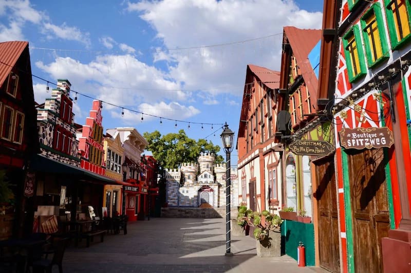 Sus calles empedradas, llenas de talleres artesanales y esferas de vidrio soplado, envuelven al visitante en un ambiente festivo permanente.