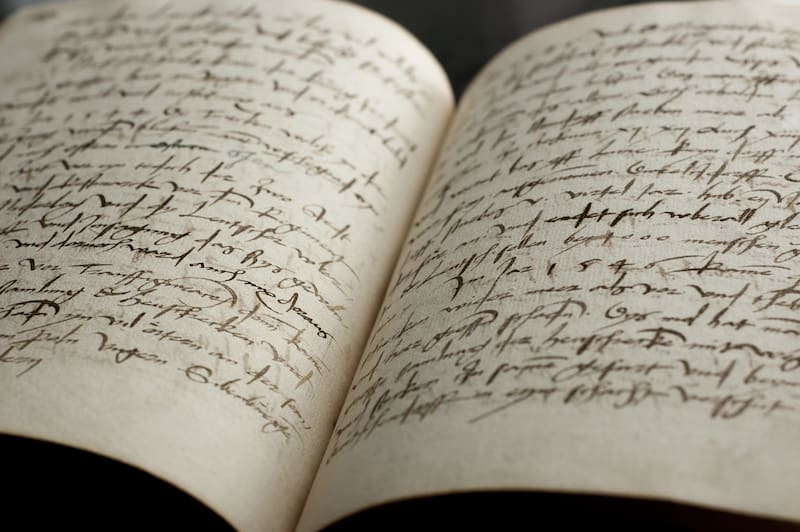 Imágenes multiespectrales permitieron detectar los rastros imperceptibles de tinta antigua y reconstruir el texto oculto durante siglos. Fuente: Shutterstock.