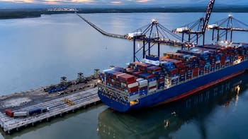 Histórico | Puerto Antioquia recibió al gigante marítimo asiático más grande de su historia: mide 366 metros y puede transportar hasta 14.800 contenedores