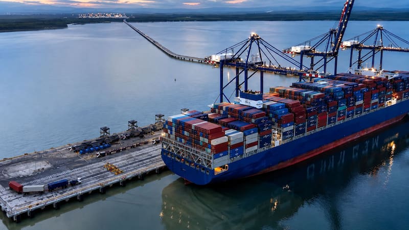 Histórico | Puerto Antioquia recibió al gigante marítimo asiático más grande de su historia: mide 366 metros y puede transportar hasta 14.800 contenedores