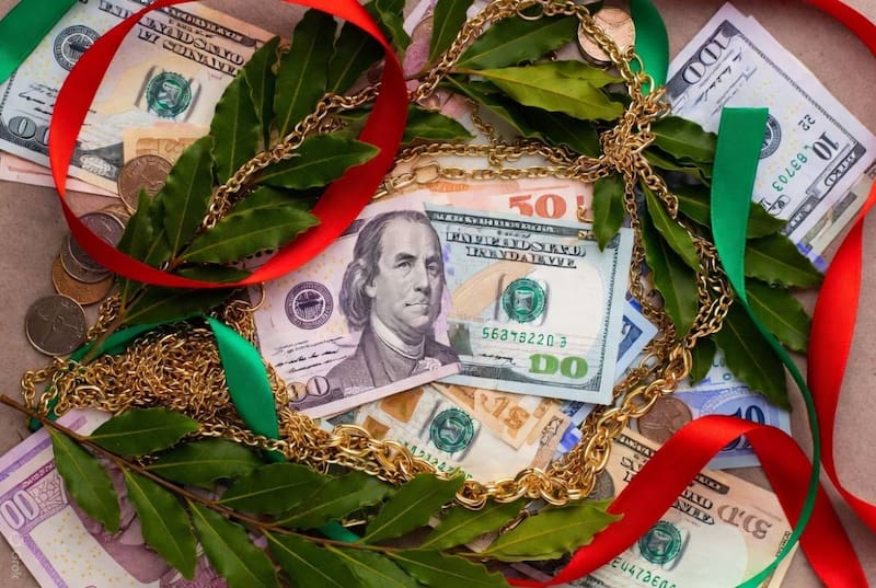 Uno de los más populares consiste en envolver un billete de dólar con una hoja de laurel y conservarlo en un lugar especial.