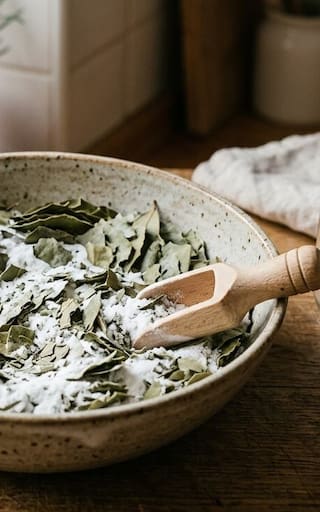 Mezclar hojas de laurel con bicarbonato | Para qué sirve y por qué miles lo aplican en sus hogares