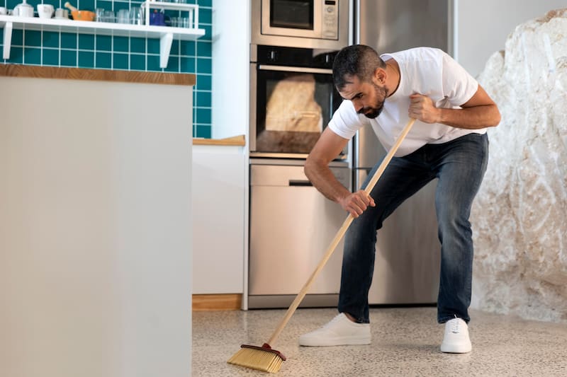 Por qué recomiendan cubrir la escoba con una bolsa plástica y para qué sirve en el hogar.