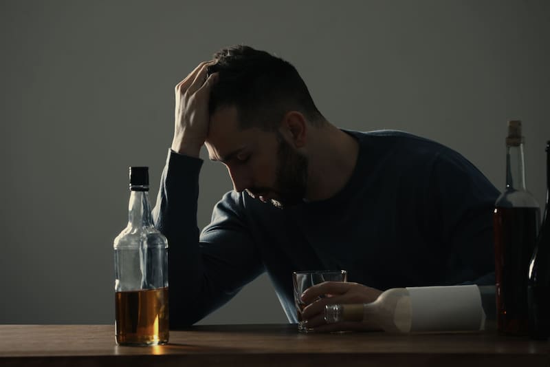 El alcoholismo no solo afecta al hígado, sino también al bienestar emocional y la salud mental.