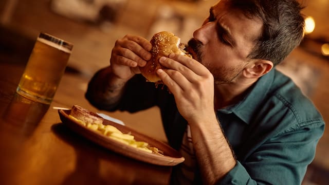 Alerta alimentaria: ordenan retirar estas hamburguesas de todos los puntos de venta por estar contaminadas con salmonella