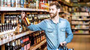 Es oficial | El Gobierno confirma que comprar bebidas será más costoso para fin de año: a qué se debe