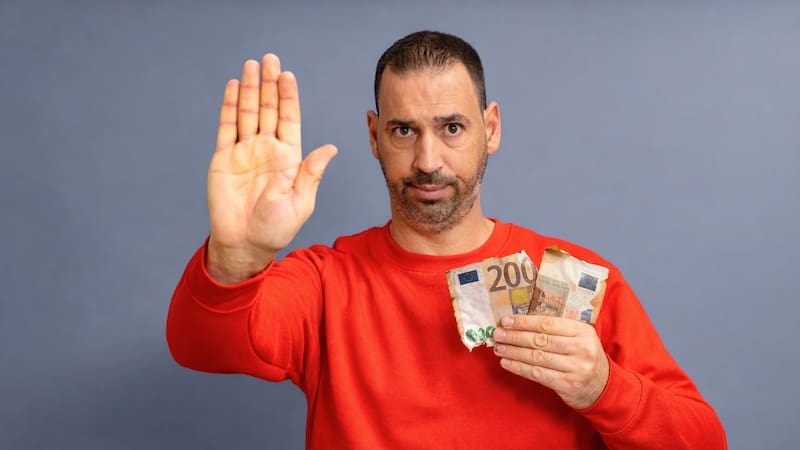 Cómo funciona el cambio de billetes deteriorados en España y qué condiciones establece el Banco de España para sustituir billetes dañados, rotos o manchados por nuevos ejemplares.