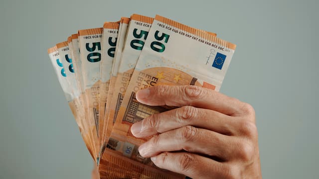 Un directivo de una gran empresa española puede ganar hasta 111 veces más que el salario medio, según un estudio