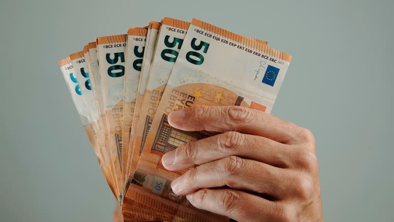 Un informe revela que directivos de empresas como Prosegur e Inditex ganan hasta 395 veces más que sus empleados medios, marcando una brecha salarial histórica en España.