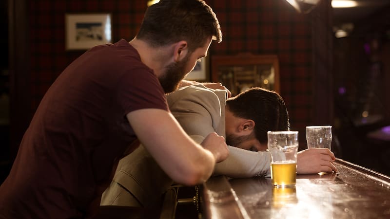 Una legislación de Alaska regula el ingreso a establecimientos con licencia para vender alcohol para personas ebrias.