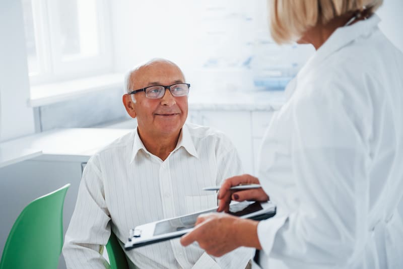 El reconocimiento médico es clave para determinar la vigencia del permiso y puede acortar el plazo si hay condiciones que requieren seguimiento.