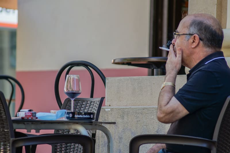Fumar al aire libre en espacios de hostelería tendrá los días contados, incluso aunque no estén techados o cerrados.