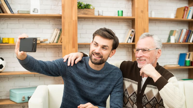 Cómo funciona el mínimo por ascendientes en el IRPF y qué requisitos exige Hacienda para aplicar la reducción fiscal cuando convives con un jubilado en España.