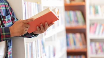 La librería más vieja del país necesita 60.000 euros para no cerrar: se los reclama a sus clientes de toda la vida