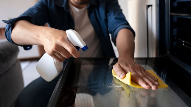 Una combinación casera de tres ingredientes comunes en las cocinas puede facilitar la limpieza del horno sin productos químicos.