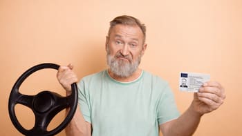 Adiós a la licencia de conducir | Las personas mayores de 65 años no podrán renovarla sin pasar esta prueba obligatoria