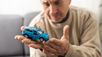 Es oficial | La DGT activa nuevas reglas para mayores de 65 años y pone bajo la lupa a millones de conductores