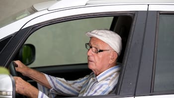 La DGT pone punto final al permiso de conducir para mayores de 70 años: cuál es la condición obligatoria para renovarlo