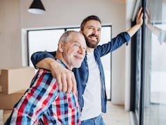 Confirmado por Hacienda: los mayores de 65 años pueden donar su vivienda a sus hijos sin tributar en el IRPF